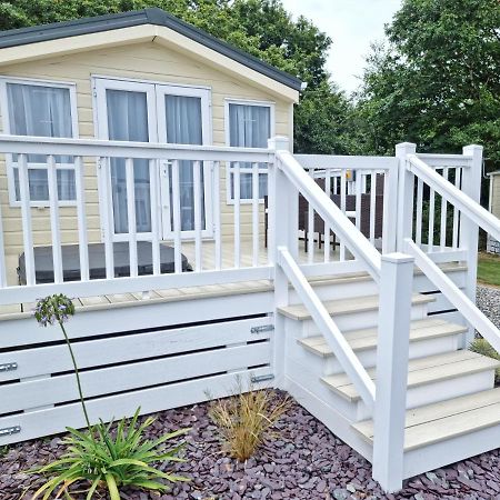 Rosefinch Sleeps 2 Persons-Private Hot Tub-Tranquil Holiday Away From It All Yet Not Far From St Austell- The Holiday Home Has One Bedroom, Living And Dining Area, Equipped Kitchen-Decking-Outdoor Furniture-Fishing Lakes-Non Pet Unit Exterior photo
