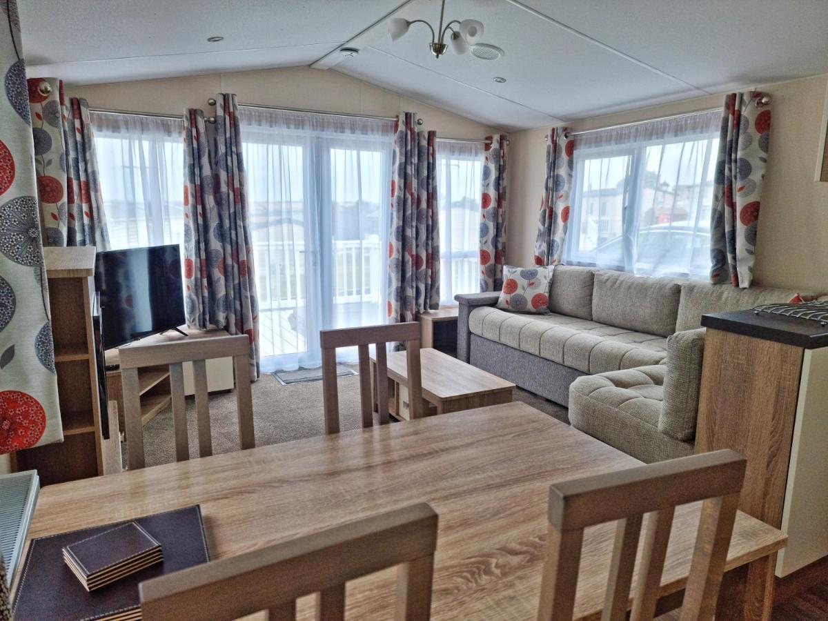 Rosefinch Sleeps 2 Persons-Private Hot Tub-Tranquil Holiday Away From It All Yet Not Far From St Austell- The Holiday Home Has One Bedroom, Living And Dining Area, Equipped Kitchen-Decking-Outdoor Furniture-Fishing Lakes-Non Pet Unit Exterior photo
