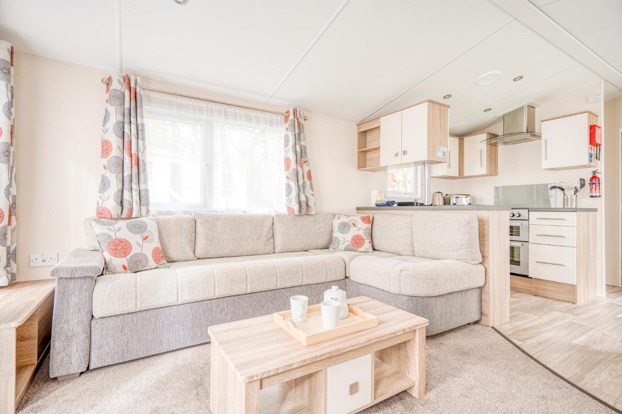 Rosefinch Sleeps 2 Persons-Private Hot Tub-Tranquil Holiday Away From It All Yet Not Far From St Austell- The Holiday Home Has One Bedroom, Living And Dining Area, Equipped Kitchen-Decking-Outdoor Furniture-Fishing Lakes-Non Pet Unit Exterior photo
