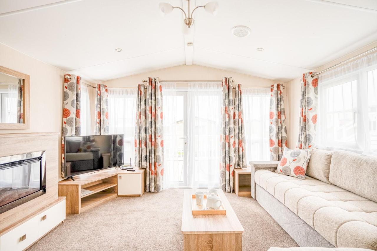 Rosefinch Sleeps 2 Persons-Private Hot Tub-Tranquil Holiday Away From It All Yet Not Far From St Austell- The Holiday Home Has One Bedroom, Living And Dining Area, Equipped Kitchen-Decking-Outdoor Furniture-Fishing Lakes-Non Pet Unit Exterior photo